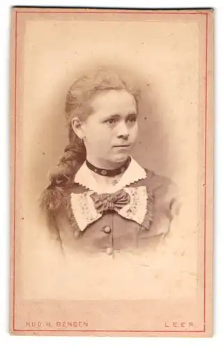 Fotografie Rud. H. Bengen, Leer, Mädchen mit Halsband und dickem geflochtenem Zopf