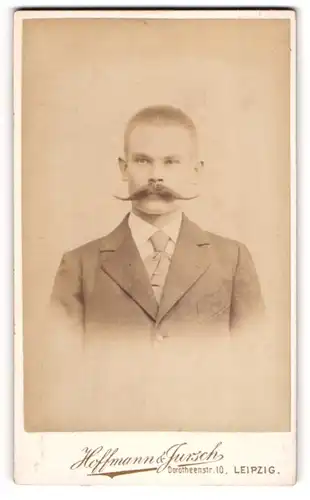 Fotografie Hoffmann & Jursch, Leipzig, Herr im Anzug mit feinem Schnauzbart / Mustasch