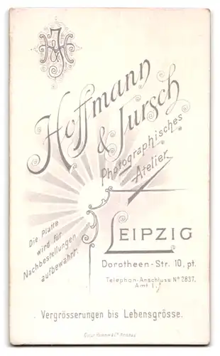 Fotografie Hoffmann & Jursch, Leipzig, Herr im Anzug mit feinem Schnauzbart / Mustasch