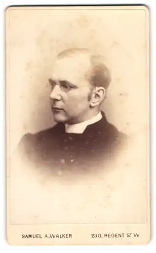 Fotografie Samuel A. Walker, London, englischer Pfarrer mit Collar und Brille