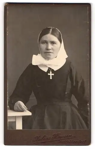 Fotografie Julius Hansen, Stadtoldendorf, junge Nonne im Habit mit Kruzifix