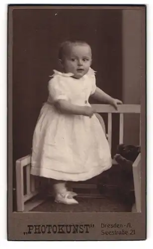 Fotografie Atelier Photokunst, Dresden, Kleinkind mit seinem Teddy Bar auf dem Stuhl