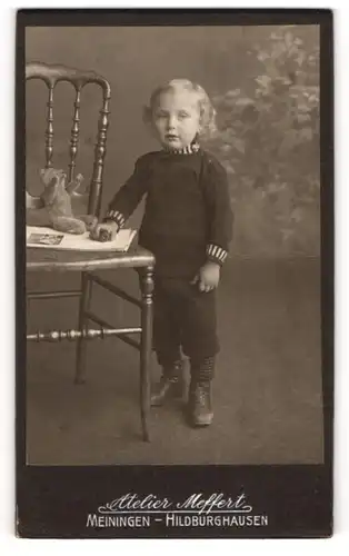 Fotografie Atelier Meffert, Meiningen, kleines Kind mit Teddybär auf dem Stuhl