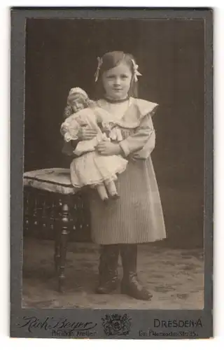 Fotografie Rich. Beyer, Dresden, niedliches Mädchen mit ihrer grossen Puppe im Arm