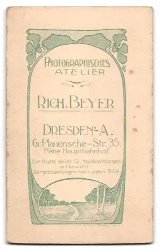 Fotografie Rich. Beyer, Dresden, niedliches Mädchen mit ihrer grossen Puppe im Arm