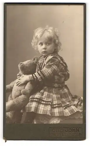 Fotografie Otto John, Dresden, niedliches Mädchen mit grossen Teddy im Arm