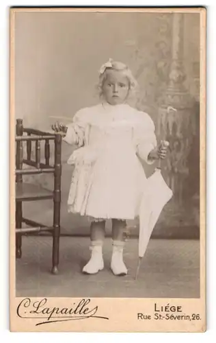 Fotografie C. Lapailles. Liege, kleines blondes Mädchen im weissen Kleid mit Schirm und Haarschleife