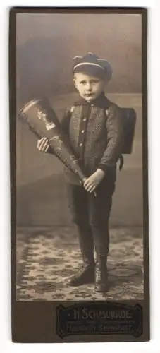 Fotografie H. Schmorrde, Herrnhut, junger Knabe mit Zuckertüte und Schulranzen zur Einschulung