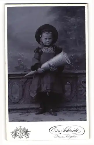 Fotografie Osw. Schmidt, Pirna, niedliches kleines Mädchen zum Schulanfang mit Zuckertüte