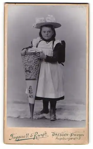 Fotografie taggesell & Ranft, Dresden, niedliches sächsisches Mädchen mit grosser Zuckertüte und Schulranzen, Schulanfang