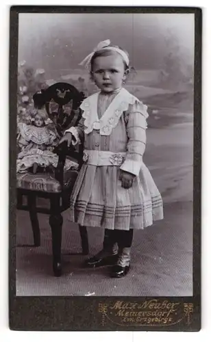 Fotografie Max Neuber, Meinersdorf, niedliches kleines Mädchen im Kleid mit Puppe auf dem Schoss