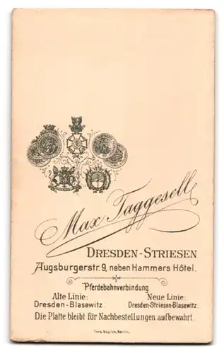 Fotografie Max Taggesell, Dresden, junger Knabe mit seinem Spielzeug Elefant auf Rollen