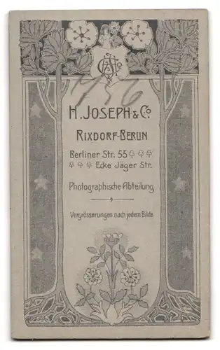 Fotografie H. Joseph & Co., Berlin-Rixdorf, niedliches Mädchen im Kleid mit ihrer Puppe im Arm