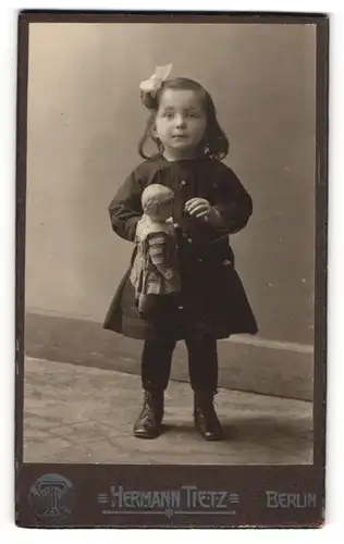 Fotografie Hermann Tietz, Berlin, kleines Mädchen mit ihrer Puppe in der Hand