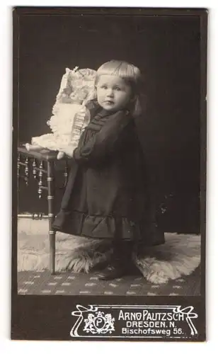 Fotografie Arno Pautzsch, Dresden, kleines Mädchen mit ihrer Puppe auf dem Stuhl