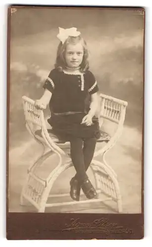 Fotografie Agnes Olsen, Hillerod, Bankbygningen, Süsses kleines dänisches Mädchen mit Schleife im Haar