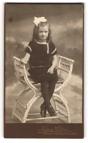 Fotografie Agnes Olsen, Hillerod, Bankbygningen, Süsses kleines dänisches Mädchen mit Schleife im Haar