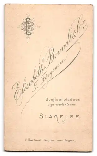 Fotografie E. Brandt & Co., Slagelse, Niedliches kleines Mädchen im Mantel und mit Hut