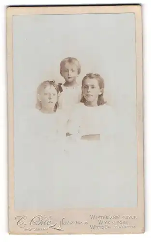 Fotografie E. Ohle, Westerland, Hübsches Kindertrio mit ernsten Blicken