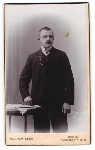 Fotografie Wilhelm Stein, Berlin, Chausse Str. 65 /66, Junger gutaussehender Mann in Anzug mit Krawatte
