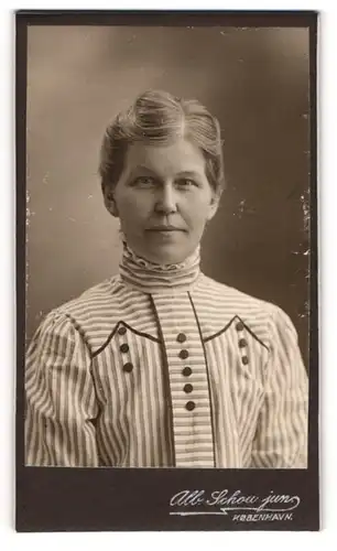 Fotografie Albert Schou jun., Kobenhavn, Frederiksborggade 1, Blonde attraktive Dänin mit offenen Blick