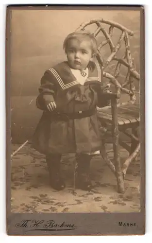 Fotografie Th. H. Backens, Marne, Süsses kleines Mädchen im Matrosenkleidchen