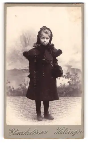 Fotografie Eline Andersen, Helsingór, Hübsches blondes Mädchen im schwarzen Mantel mit Kapuze