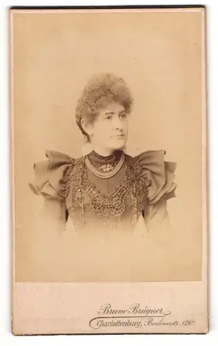 Fotografie Bruno Brügner, Charlottenburg, Berliner Str. 126a, Elegante Dame mit unbändigen Locken und Puffärmeln