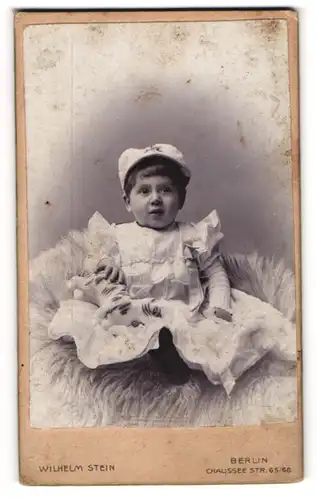 Fotografie Wilhelm Stein, Berlin, Chaussee-Str. 65 /66, Süsses kleines Mädchen mit feschem Hütchen