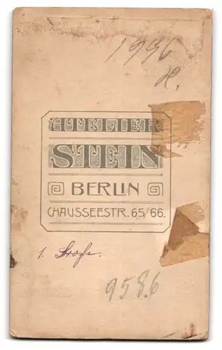 Fotografie Wilhelm Stein, Berlin, Chaussee-Str. 65 /66, Süsses kleines Mädchen mit feschem Hütchen