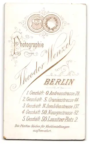 Fotografie Theodor Wenzel, Berlin, Andreasstrasse 28, Attraktive Dame mit gelockten Pony und Kette