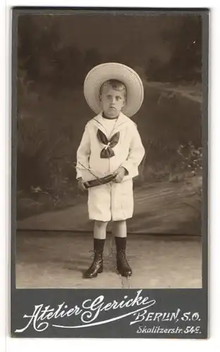 Fotografie Atelier Gericke, Berlin, Skalitzerstr. 54 c, Kleiner Junge im Matrosenanzug mit Spielzeugboot