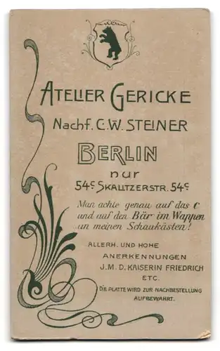 Fotografie Atelier Gericke, Berlin, Skalitzerstr. 54 c, Kleiner Junge im Matrosenanzug mit Spielzeugboot