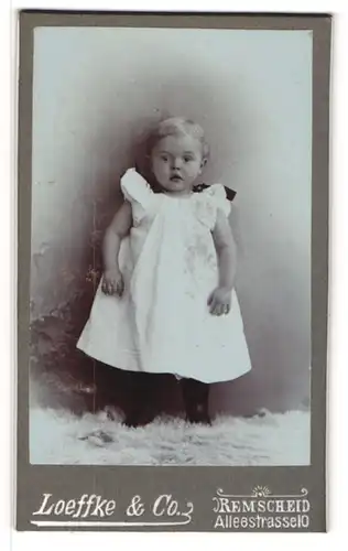 Fotografie Loeffke & Co., Remscheid, Alleestr. 10, Kleines Kind im weissen Kleid
