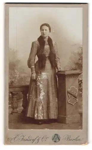 Fotografie A. Jandorf & Co., Berlin, Brunnen-Str. 19-21, Junge Dame im modischen Kleid
