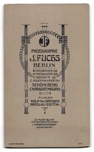 Fotografie J. Fuchs, Berlin, Friedrichstr. 108 u. 138, Eleganter Herr mit Schnauzbart