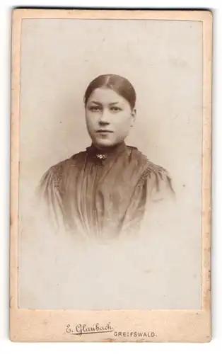 Fotografie E. Glaubach, Greifswald, Langestr. 4, Junge Dame mit zurückgebundenem Haar