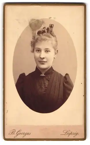 Fotografie B. Goerges, Leipzig, Junge Dame mit hochgestecktem Haar