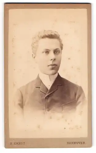 Fotografie Hermann Ernst, Hannover, Angerstr. 13 a, Junger Herr im Anzug mit Krawatte