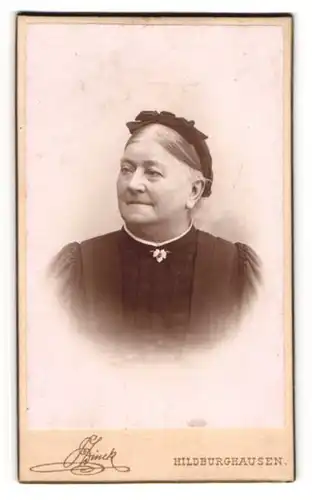 Fotografie J. Finck, Hildburghausen, Ältere Dame mit Haube und Kragenbrosche