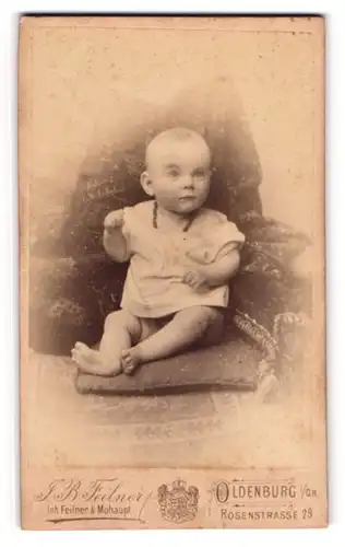 Fotografie Jean Baptiste Feilner, Hannover, Georgstr. 25, Süsses Kleinkind im Hemd mit nackigen Füssen