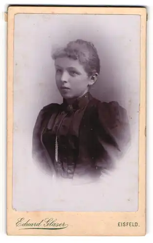 Fotografie Eduard Glaser, Eisfeld, Junge Dame im Kleid mit Kragenbrosche