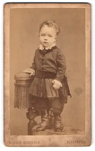 Fotografie Harald Andresen, Flensburg, Kleines Kind in hübscher Kleidung