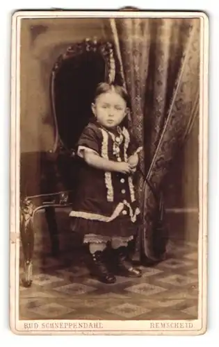 Fotografie Rudolf Schneppendahl, Remscheid, Elberfelderstr. 33, Kleines Kind in hübscher Kleidung
