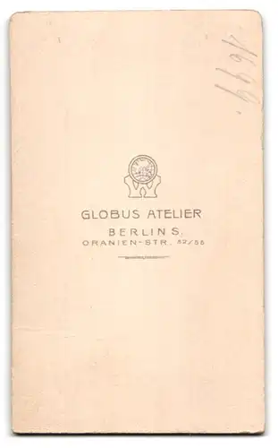 Fotografie Atelier Globus, Berlin, Oranienstr. 52-55, Kleines Mädchen im Fellkleid mit Blumenkorb