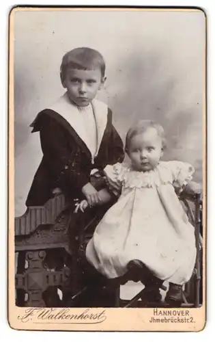 Fotografie Fritz Walkenhorst, Hannover, Ihmebrückstr. 2, Hübscher Junge im Matrosenanzug mit Kleinkind