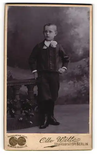 Fotografie Otto Witte, Berlin, Skalitzer-Str. 54, Kleiner Junge in hübscher Kleidung