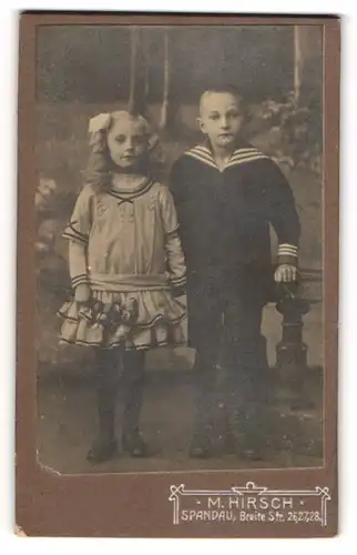 Fotografie M. Hirsch, Spandau, Breitestr. 26-28, Kinderpaar in modischer Kleidung