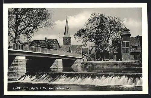 AK Lügde i. W., Blick vom Brückentor zur Kirche