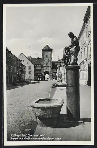 AK Villingen /bad. Schwarzwald, Rietstrasse mit Riettor und Handwerkerbrunnen